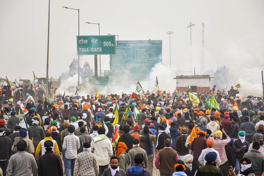 LIVE: Situation tense at Shambhu border, fighting continues between farmers and police, 15 farmers injured so far