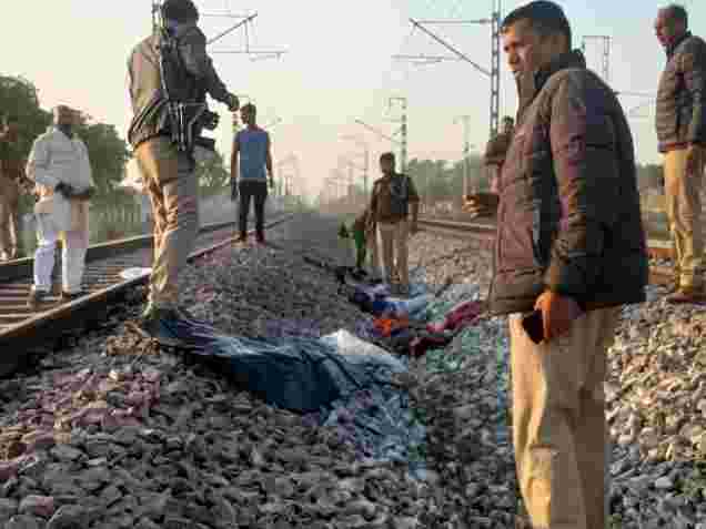 A loving couple committed suicide by jumping in front of Sirsa Express on Hisar-Rewari railway line