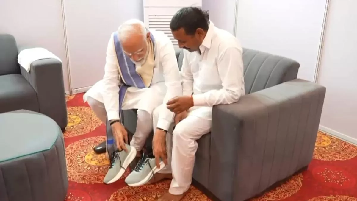 14 साल से नंगे पैर थे रामपाल, मोदी ने पहनाए जूते – पूरा हुआ संकल्प, नम हुई आंखें!