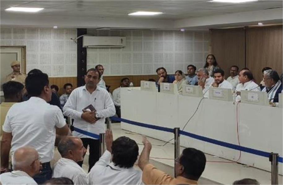 हिसार कष्ट निवारण समिति की बैठक में हंगामा, कांग्रेस विधायक और भाजपा नेता के बीच तीखी नोकझोंक