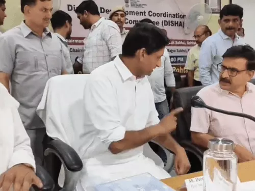 रोहतक में सांसद दीपेंद्र हुड्डा ने DC को लताड़ा: प्रोटोकॉल का हवाला देते हुए बोले— “मैं चेयरमैन हूं, मुझे आपकी जरूरत नहीं, आप जा सकते हैं।”
