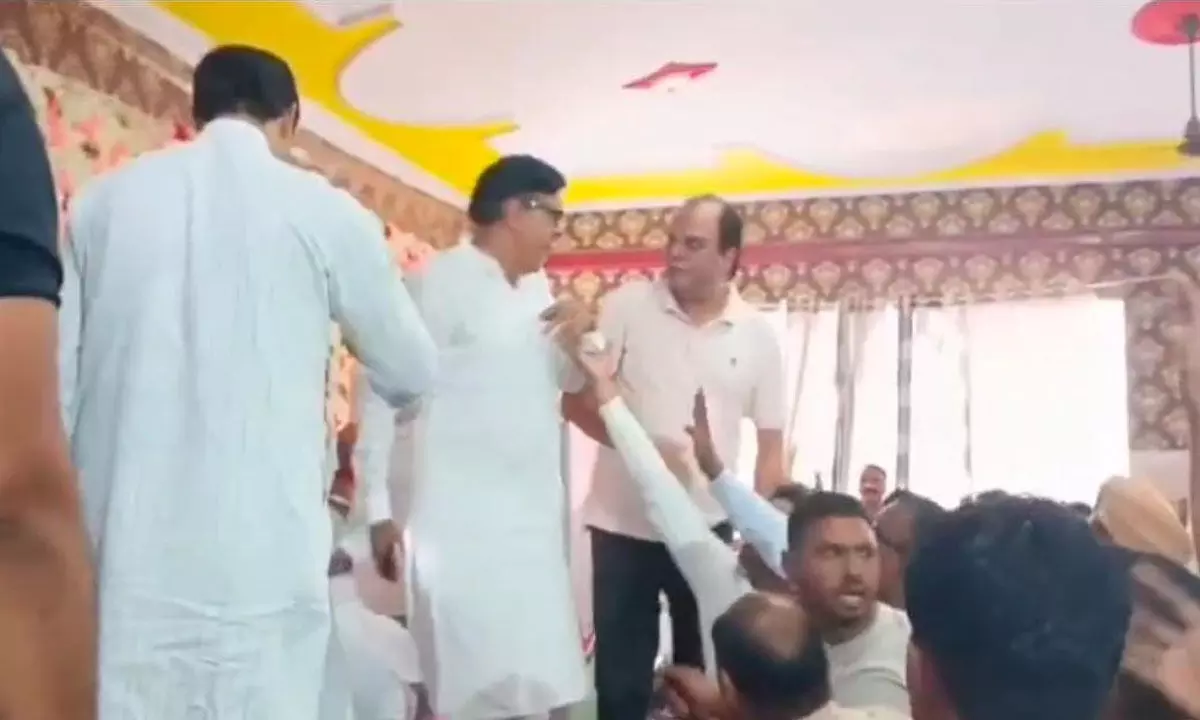 📰 टोहाना में कांग्रेस कार्यकर्ताओं के बीच भिड़ंत: मंच पर आरोप, मारपीट, और पुलिस हस्तक्षेप