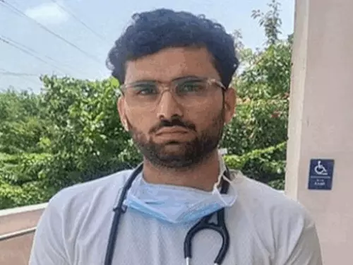 रोहतक PGI में बड़ा फर्जीवाड़ा: 12वीं पास युवक डॉक्टर बनकर करता रहा मरीजों का इलाज, UK से MBBS करने वाले दोस्त की जगह ड्यूटी कर रहा था