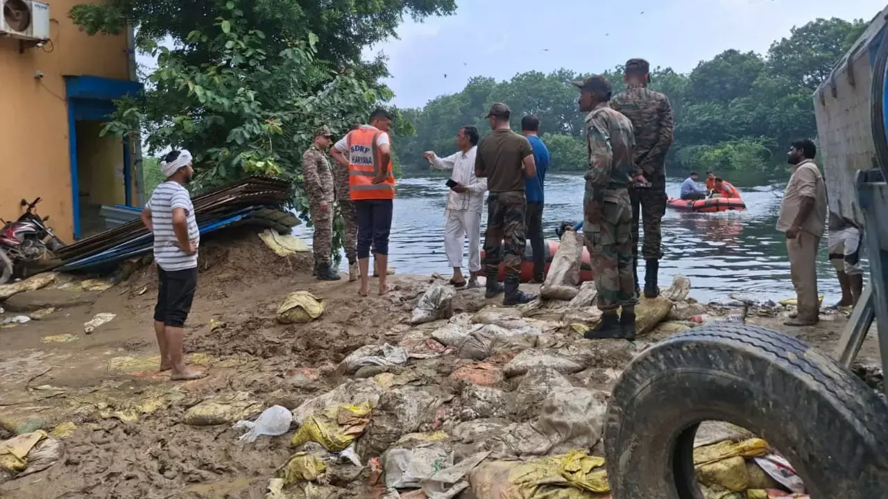 Haryana Flood: सिरसा में घग्गर नदी का पुल खिसका, बहादुरगढ़ में सेना तैनात; कई जिलों में तबाही, अगले 2 दिन राहत की उम्मीद