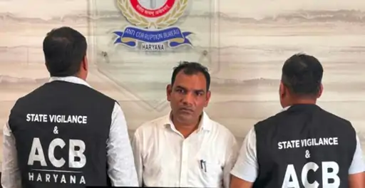 HSVP का JE डेढ़ लाख रिश्वत लेते गिरफ्तार ,मांगे थे 6 लाख रुपए, दबाव बनाने के लिए 2 दुकानें तोड़ दीं