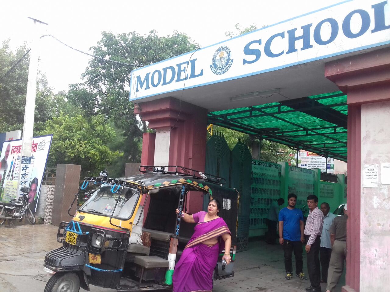 रोहतक के मॉडल स्कूल में बिना लिखित आदेश शिक्षकों के भत्तों में कटौती का आरोप, प्राचार्या बोलीं— 'यह हमारा आंतरिक मामला है'
