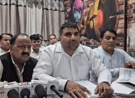 रोहतक: गौड़ ब्राह्मण कॉलेज के प्रिंसिपल को लेकर विवाद, पूर्व प्रधान आजाद अत्री ने दलबीर शर्मा पर लगाए गंभीर आरोप