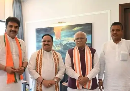 फाइल फोटो: केंद्रीय मंत्री मनोहर लाल खट्टर, भाजपा के राष्ट्रीय अध्यक्ष जेपी नड्डा और वरिष्ठ भाजपा नेता कुलदीप बिश्नोई के साथ पूर्व सरपंच राजेंद्र खिलेरी। (राजेंद्र खिलेरी दाएं से पहले दिखाई दे रहे हैं।)