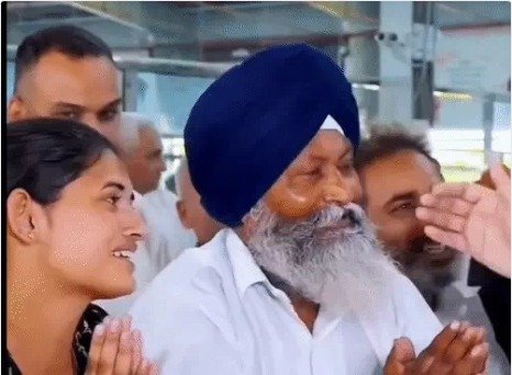 ग्रंथी के संत रामपाल के डेरे पहुंचने पर विवाद: परिवार के साथ पहुंचे थे रणजीत सिंह, सिख संगठनों ने जताई आपत्ति