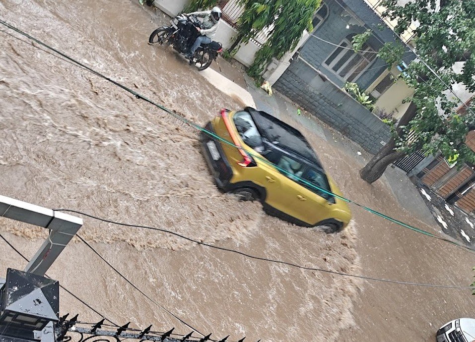 गुरुग्राम में जलभराव से हाहाकार, लापरवाही पर JE सस्पेंड; NH-48 पर डेढ़ घंटे जाम, अंबाला में अंडरपास डूबा