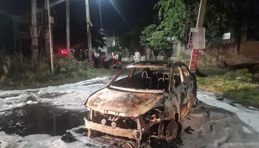 नारनौल में पूर्व मंत्री की चलती कार में लगी आग, समय रहते बाहर निकले; बड़ा हादसा टला